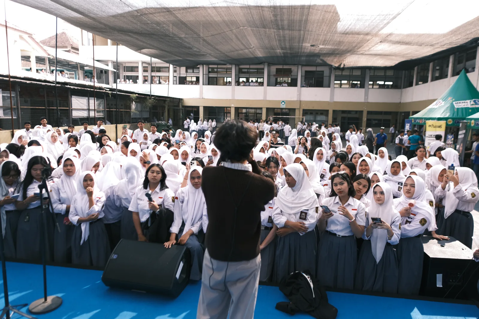 Luapan Energi Positif Weswey Saat Hiasi Acara Pentas Seni Sekolah