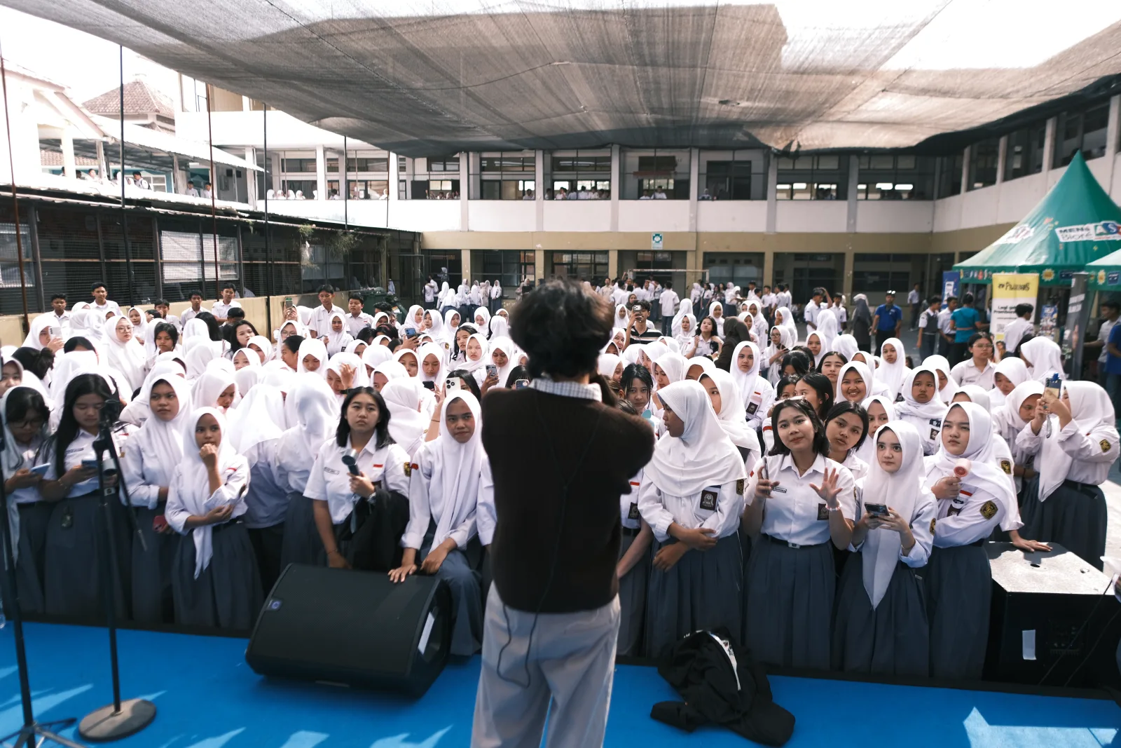 Tanpa Sekat: Momen Hangat Weswey Berinteraksi Langsung dengan Siswa