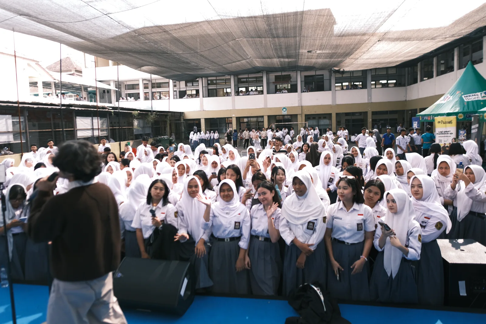 Kerendahan Hati Weswey Saat Menyapa Penggemar Muda di Sekolah