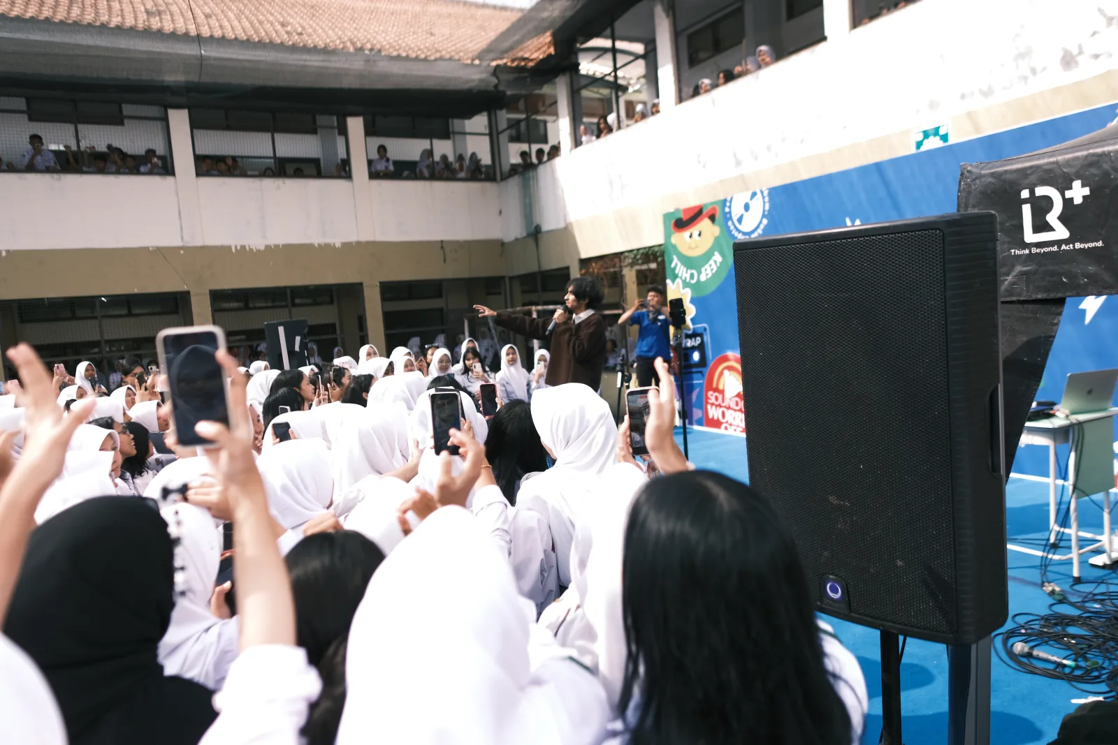 Momen Menyentuh Weswey Saat Ladani Foto Bareng Siswa Usai Manggung