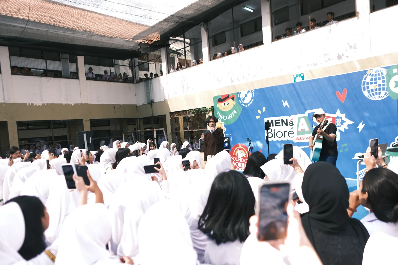 Kedekatan Emosional Weswey dan Siswa Sekolah Saat Nyanyi Lagu Galau Bersama