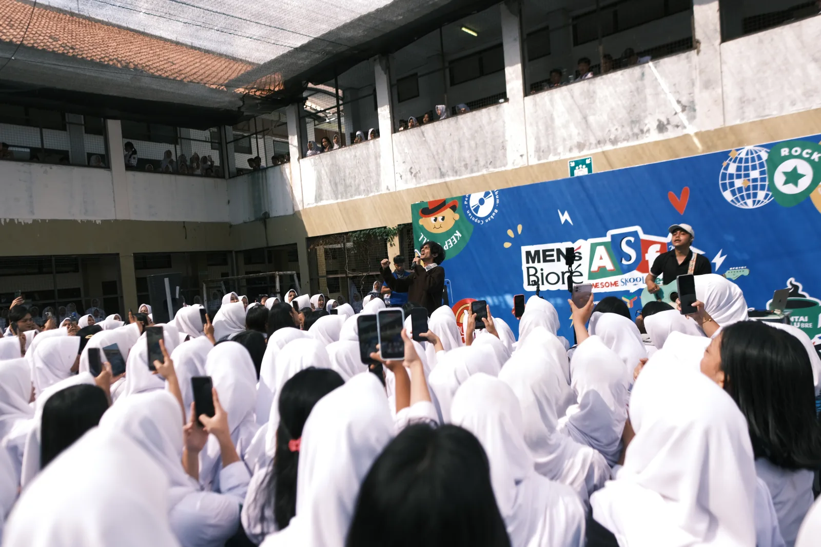 Kehangatan Panggung Weswey: Ubah Lapangan Sekolah Jadi Ruang Bernyanyi Bersama