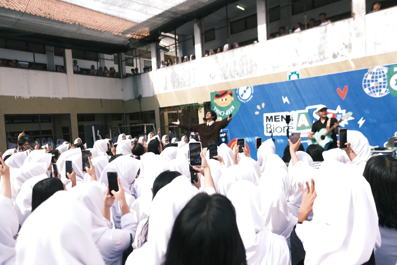 Cerita Menyentuh Saat Weswey Wujudkan Impian Siswa Untuk Bernyanyi Duet