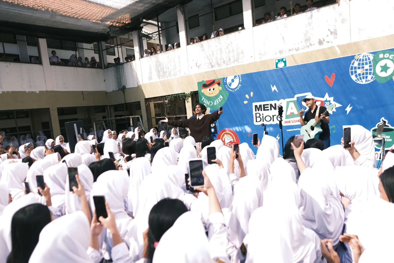 Cuma Berbekal Gitar Akustik, Weswey Berhasil Bikin Aula Sekolah Hening Terpesona