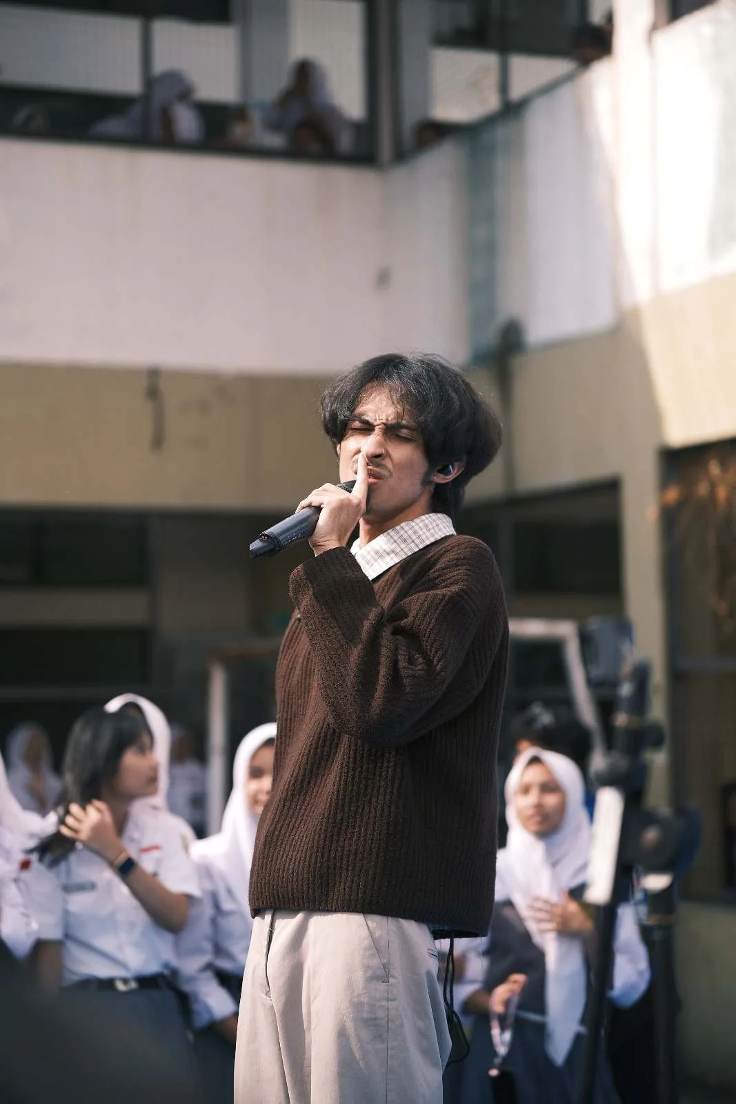 Momen Syahdu Senja Hari: Ketika Suara Weswey Mengalun di Lapangan Sekolah