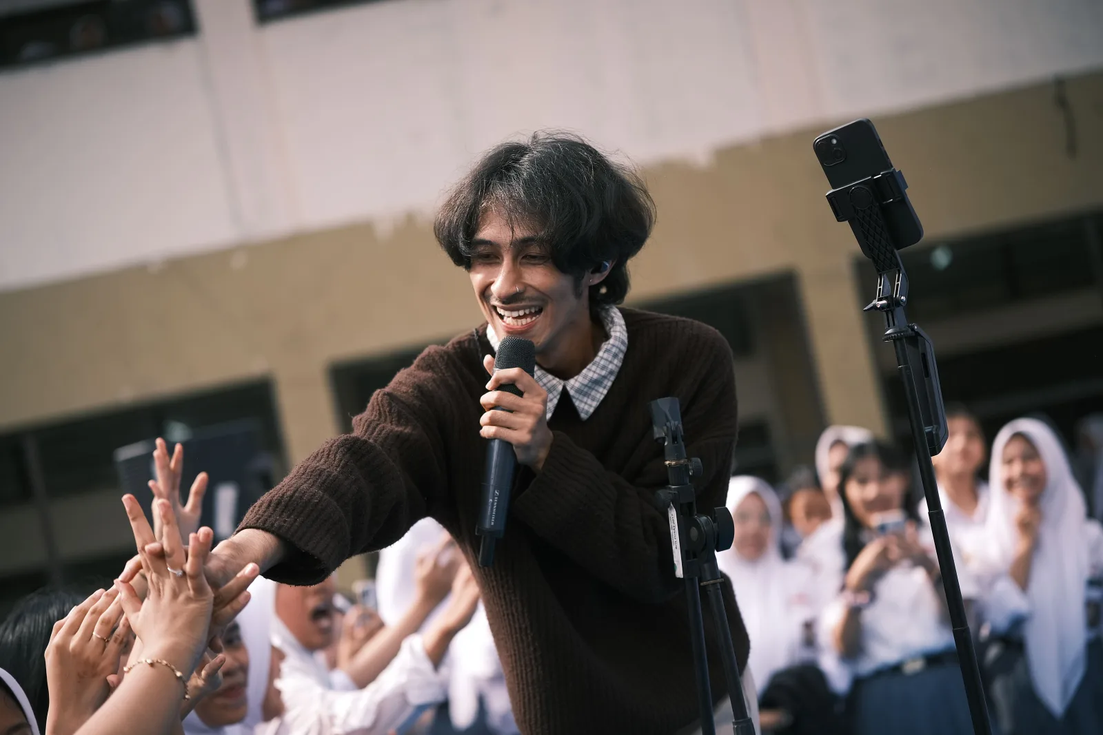 Meneladani Kegigihan Weswey: Musisi Jalanan yang Kini Jadi Idola Siswa Sekolah