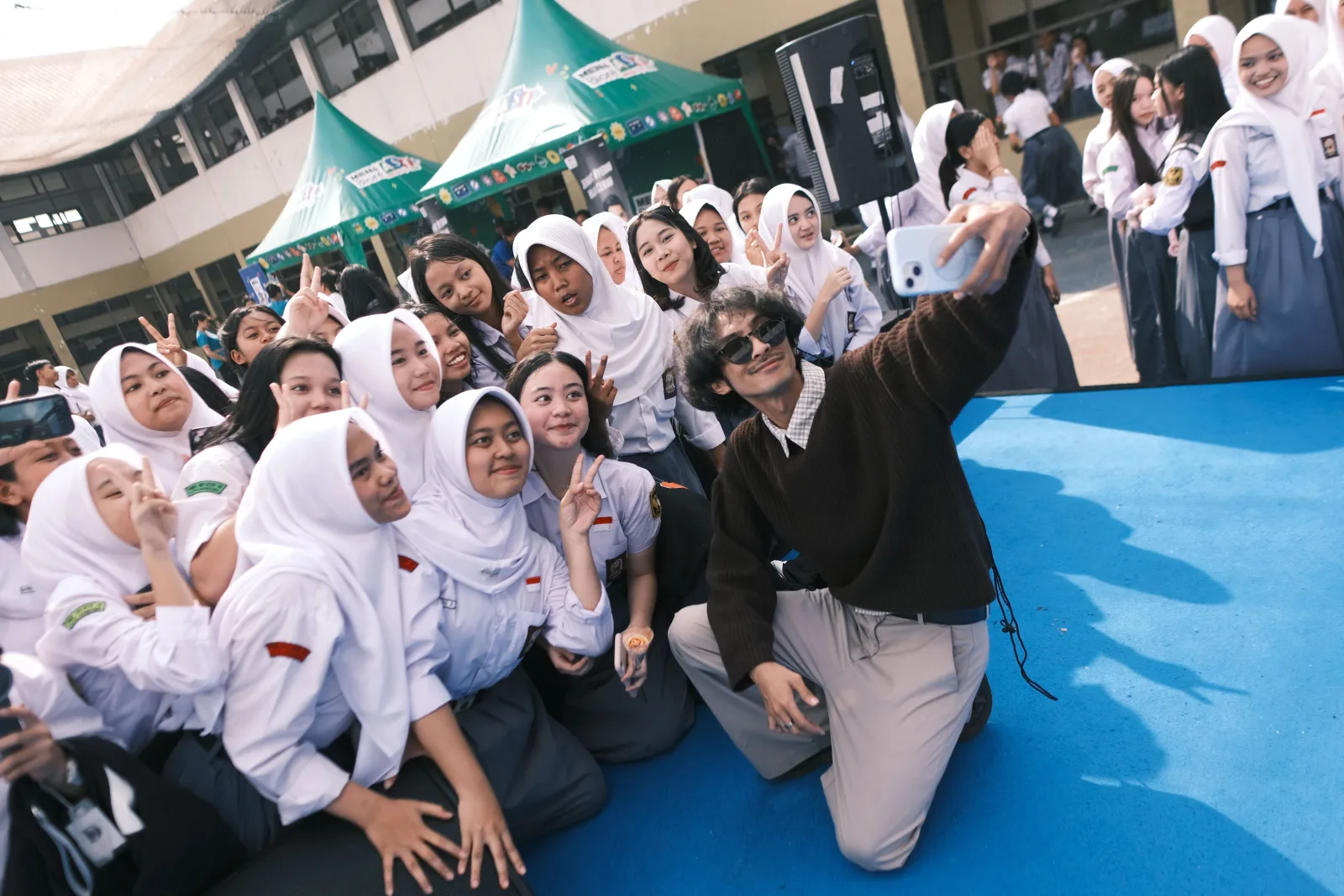 Dari Trotoar hingga Panggung Sekolah: Bukti Kerja Keras Seorang Weswey
