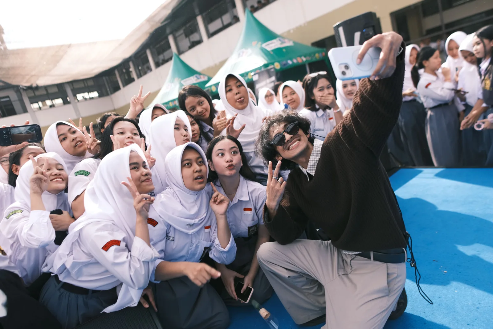 Nyanyikan Lagu Kenangan, Penampilan Weswey Bikin Suasana Perpisahan Sekolah Haru