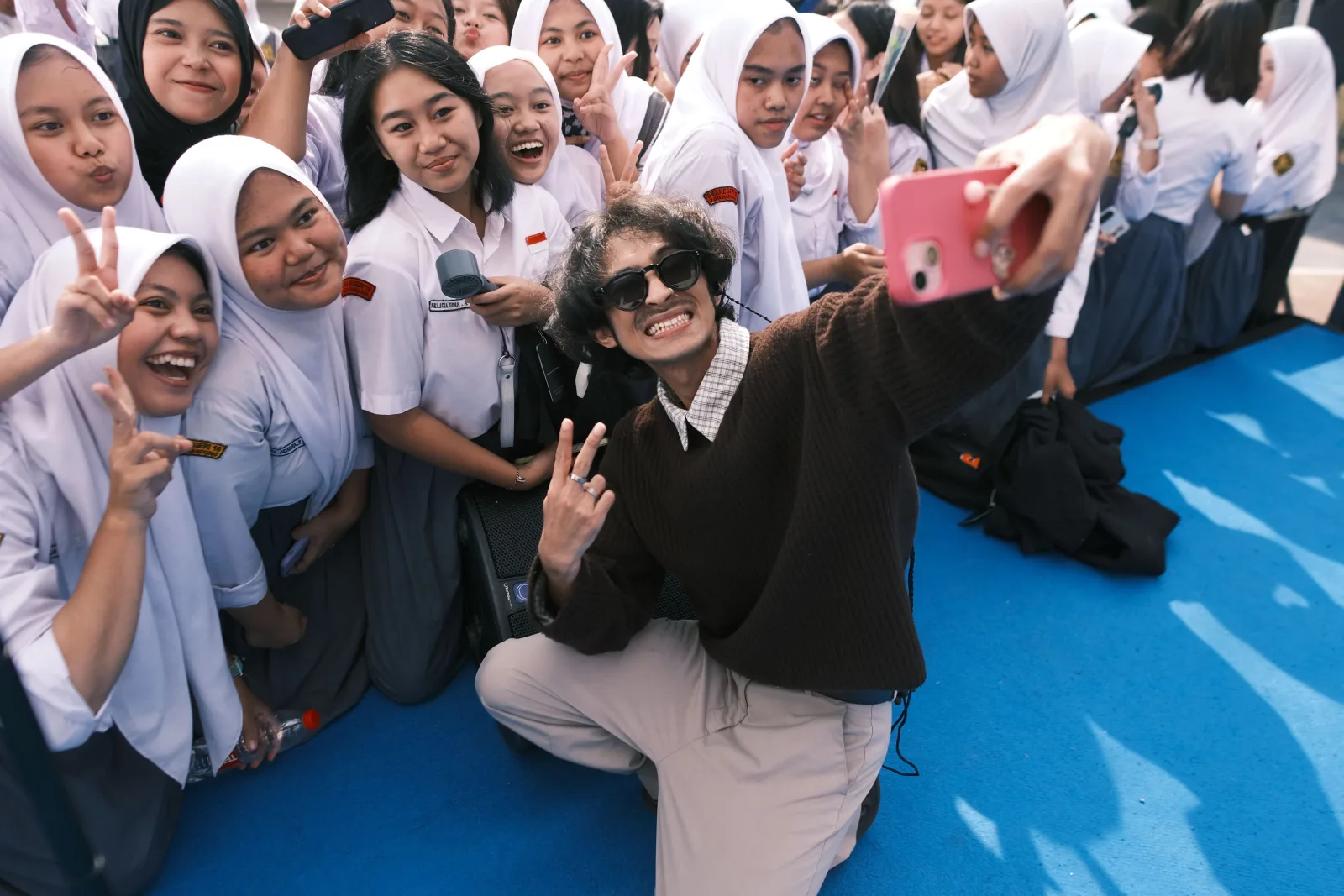Bikin Nostalgia: Ketika Weswey Bawakan Tembang Klasik di Acara Temu Alumni