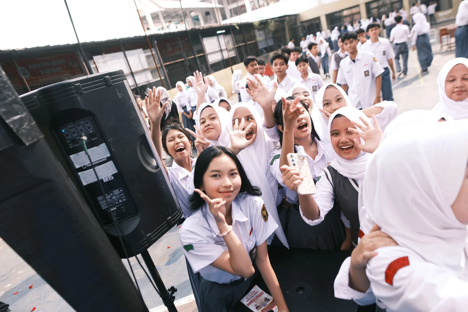 Momen Pelukan Haru Siswa Saat Weswey Nyanyikan Lagu Patah Hati
