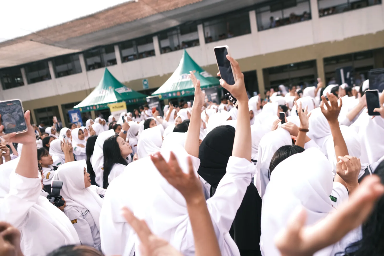 Penutup Tahun Ajaran yang Manis Bersama Alunan Vokal Syahdu Weswey