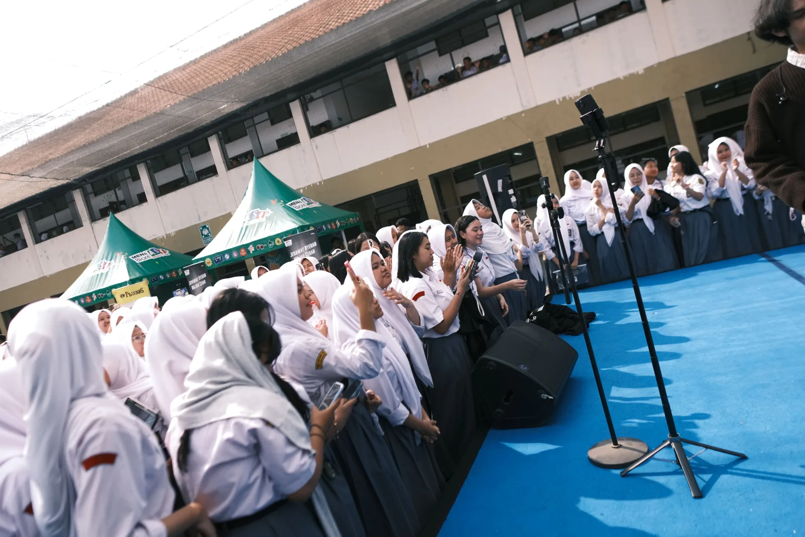 Momen Kebersamaan Siswa Akhir Tahun yang Dihangatkan Oleh Suara Weswey