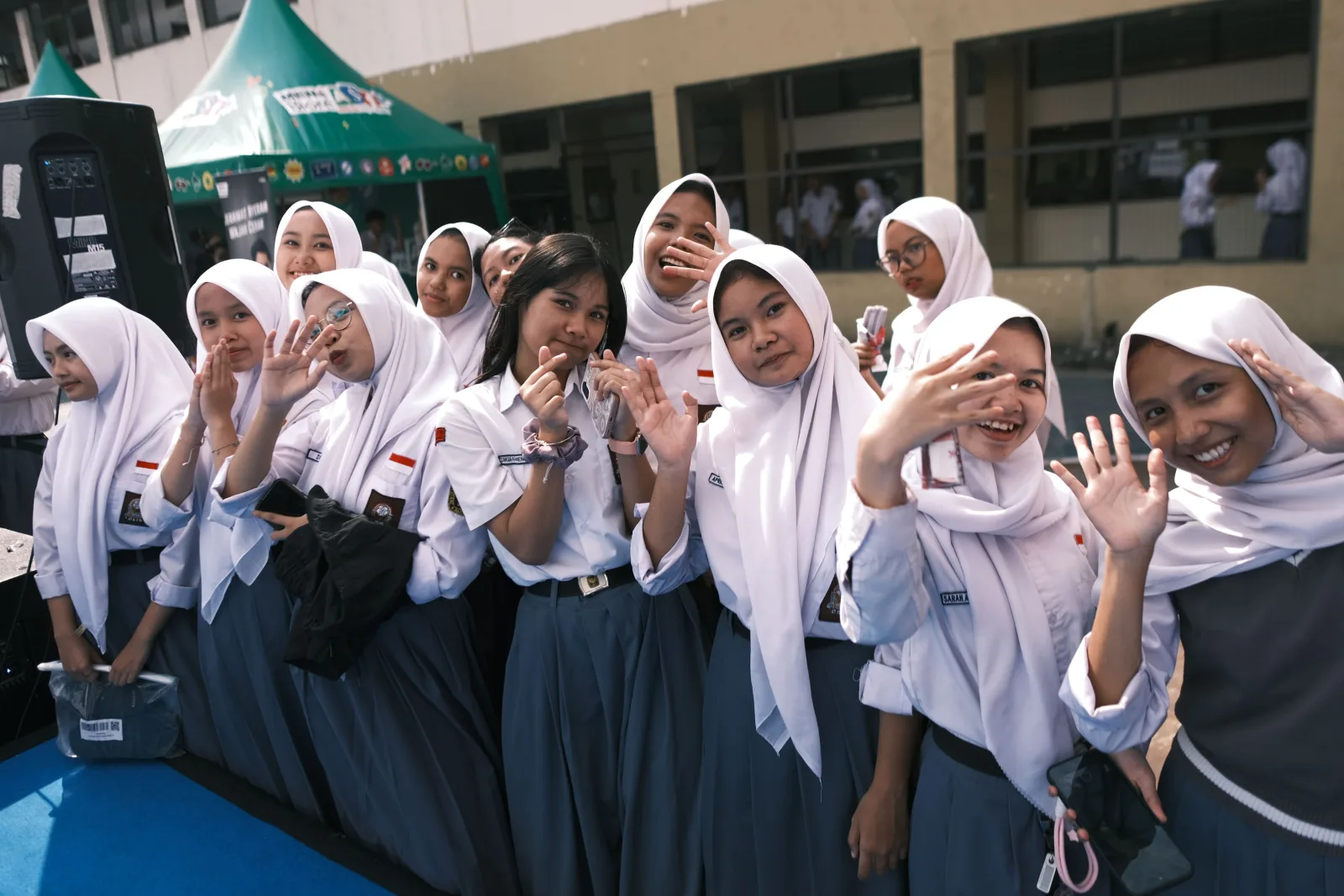 Momen Magis Saat Siswa Menyalakan Lampu Ponsel Iringi Lagu Weswey