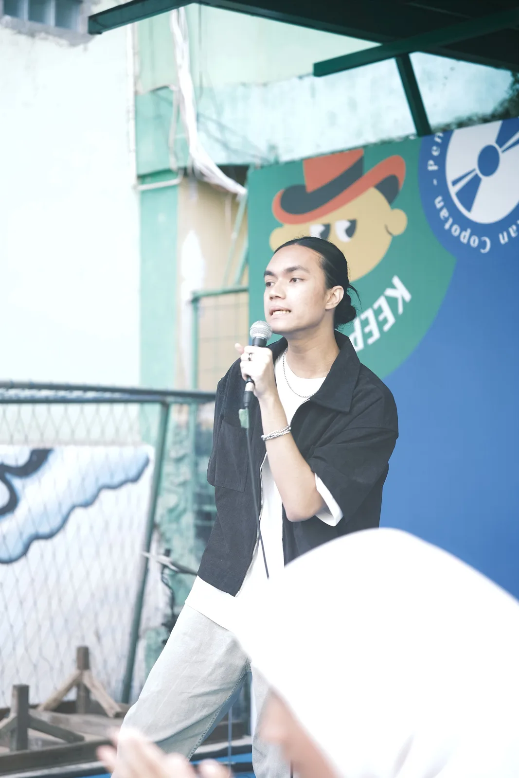 Cara Negosiasi dengan Vendor Sound System dan Stage untuk Pensi