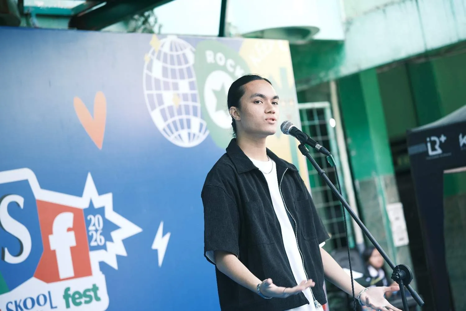 Memanipulasi Lahan Sempit Jadi Panggung Pensi yang Megah