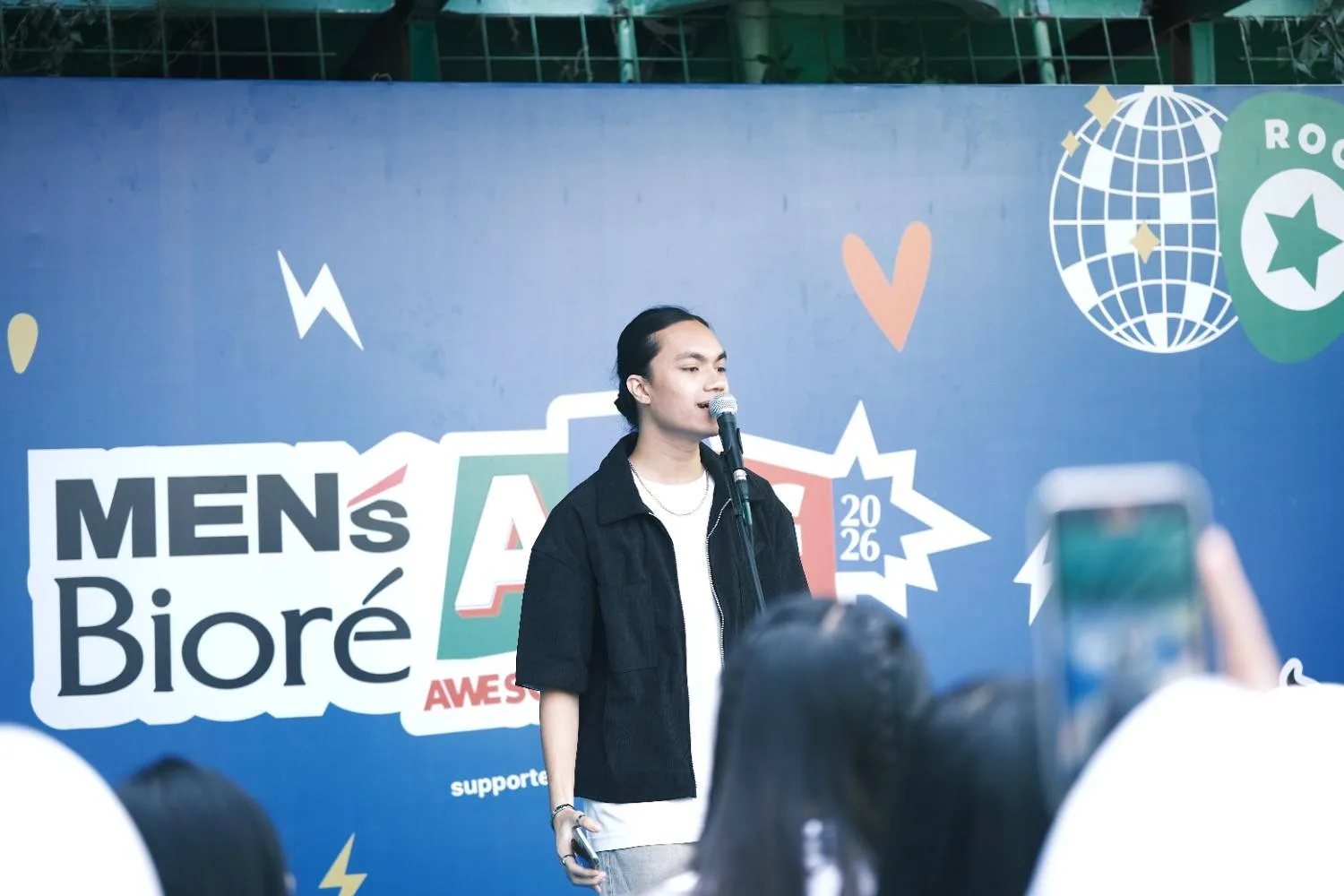Cara Menyajikan Merchandise Resmi Pensi yang Laris Manis Diburu Penonton