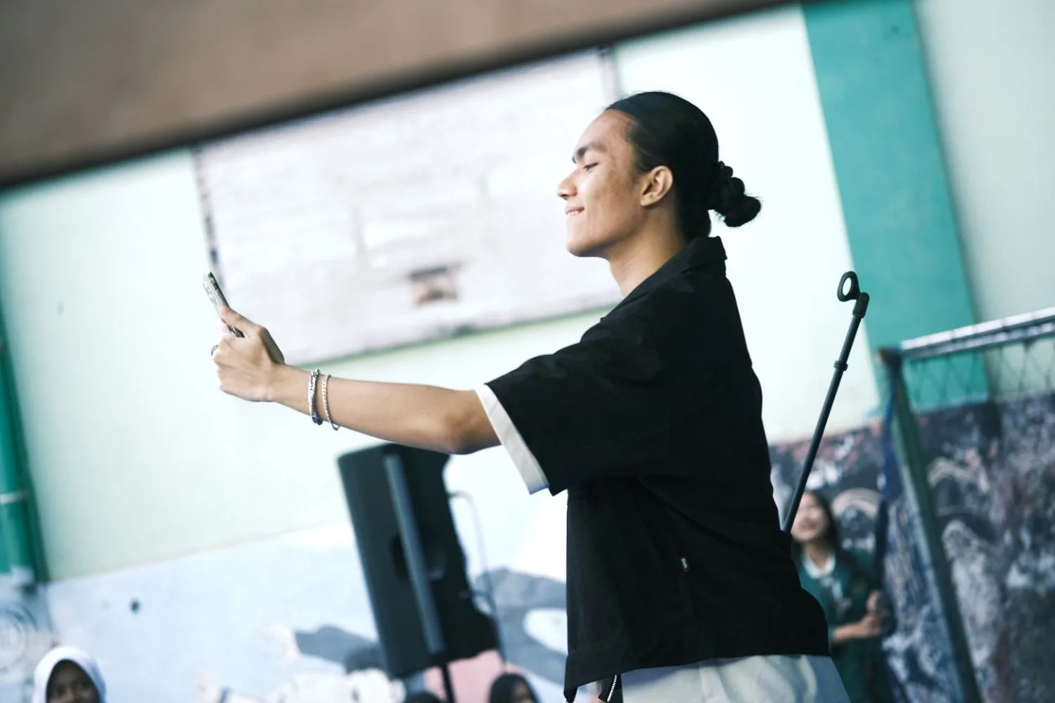 Mengatur Akses Backstage Agar Artis Tetap Aman dari Kerumunan Fans